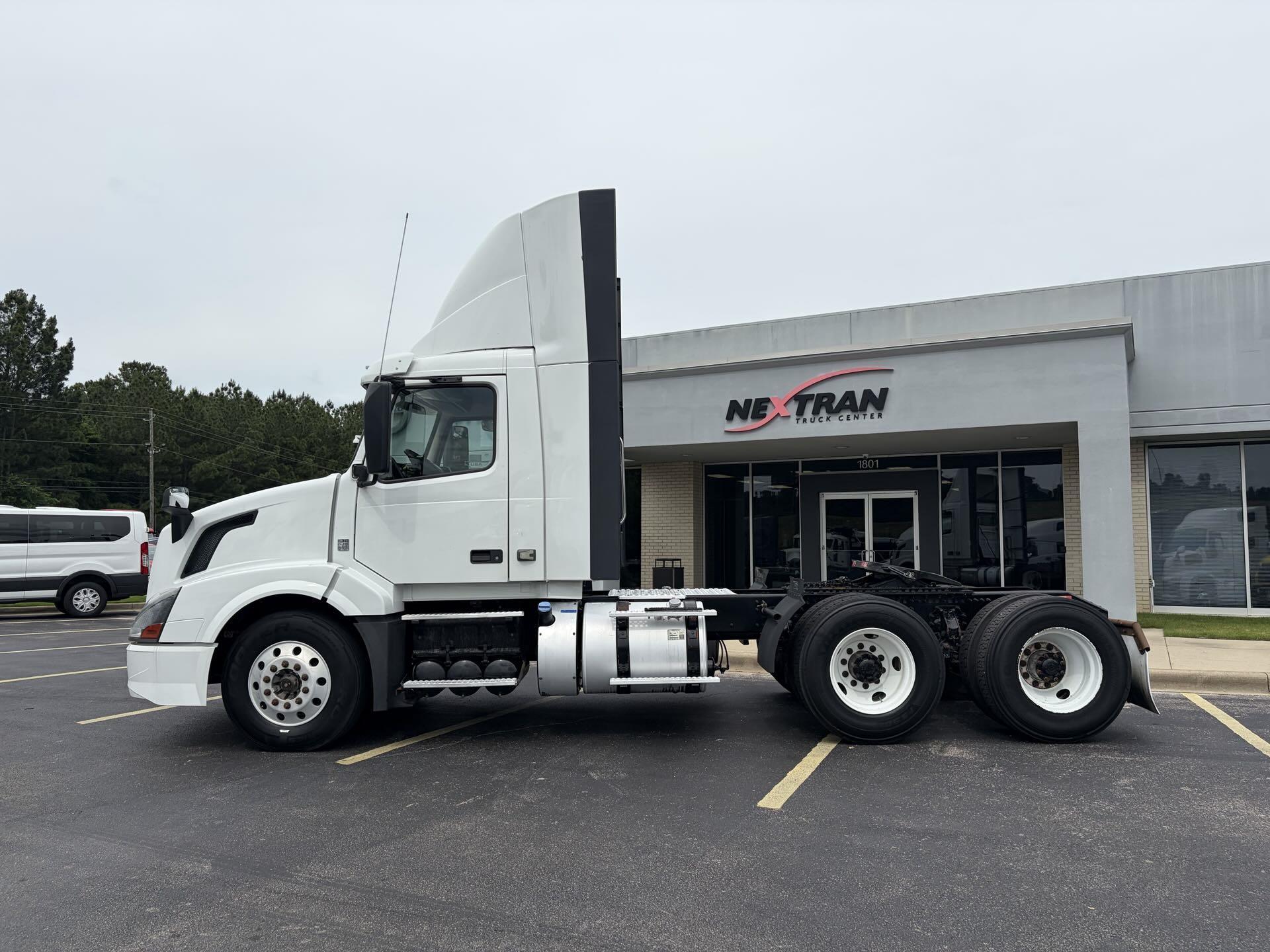 2016 Volvo VNL 300 in Fultondale, AL — photo 6