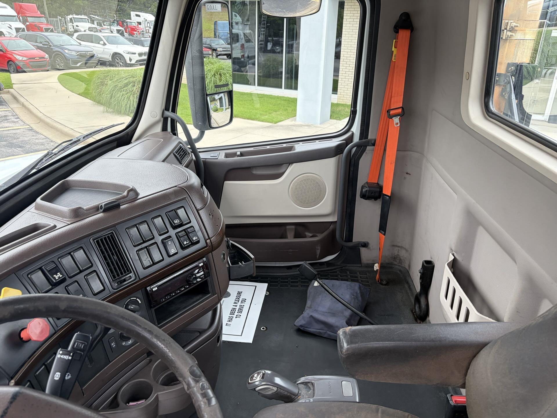 2016 Volvo VNL 300 in Fultondale, AL — photo 11