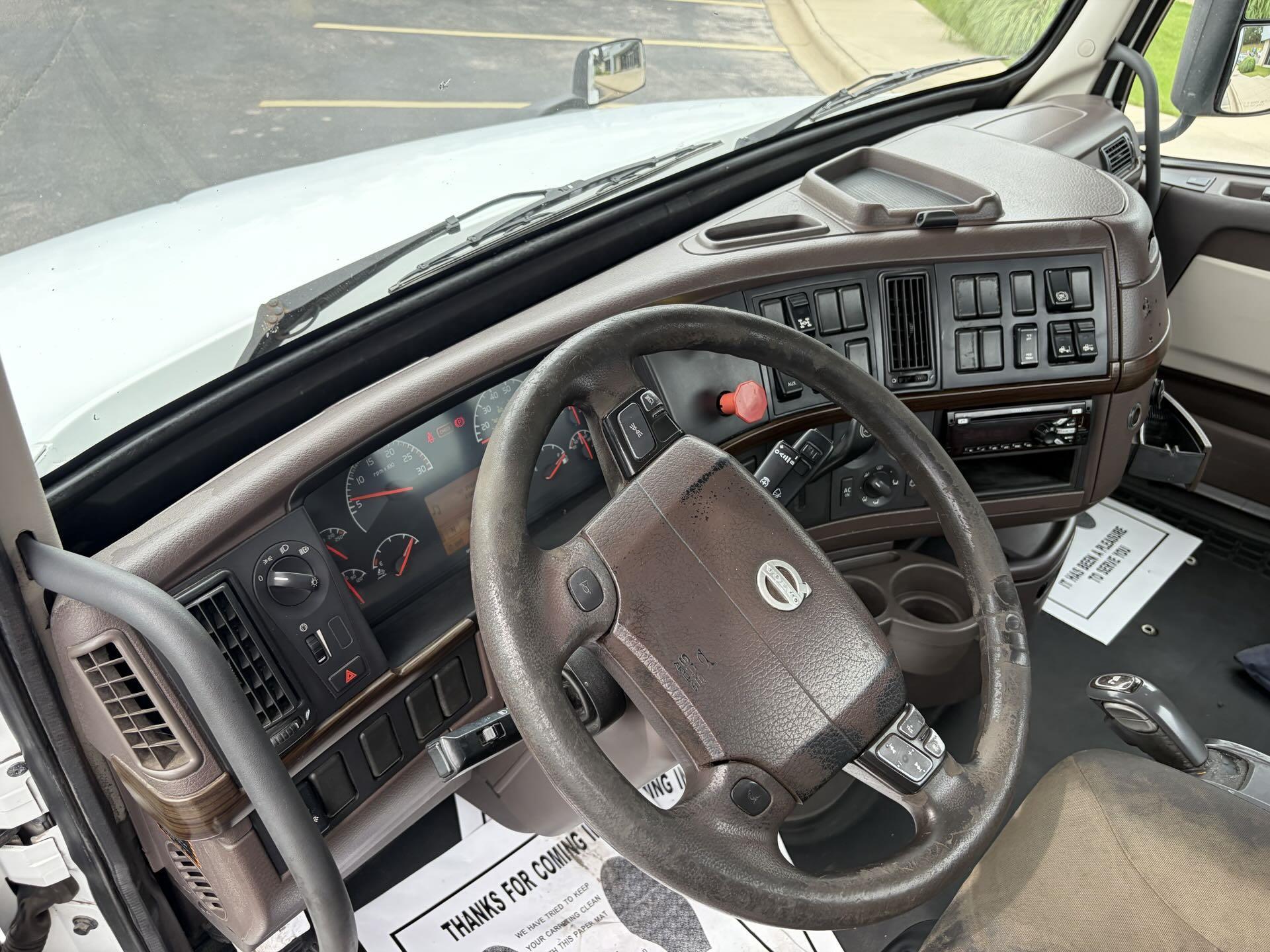2016 Volvo VNL 300 in Fultondale, AL — photo 10