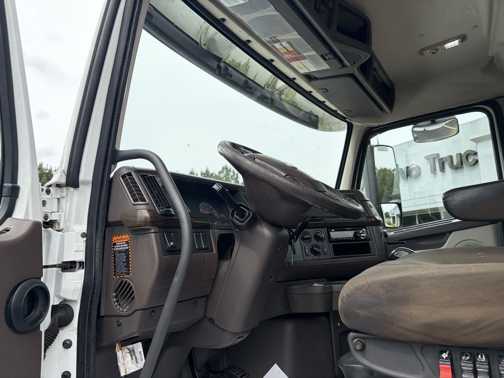 2016 Volvo VNL 300 in Fultondale, AL — photo 8