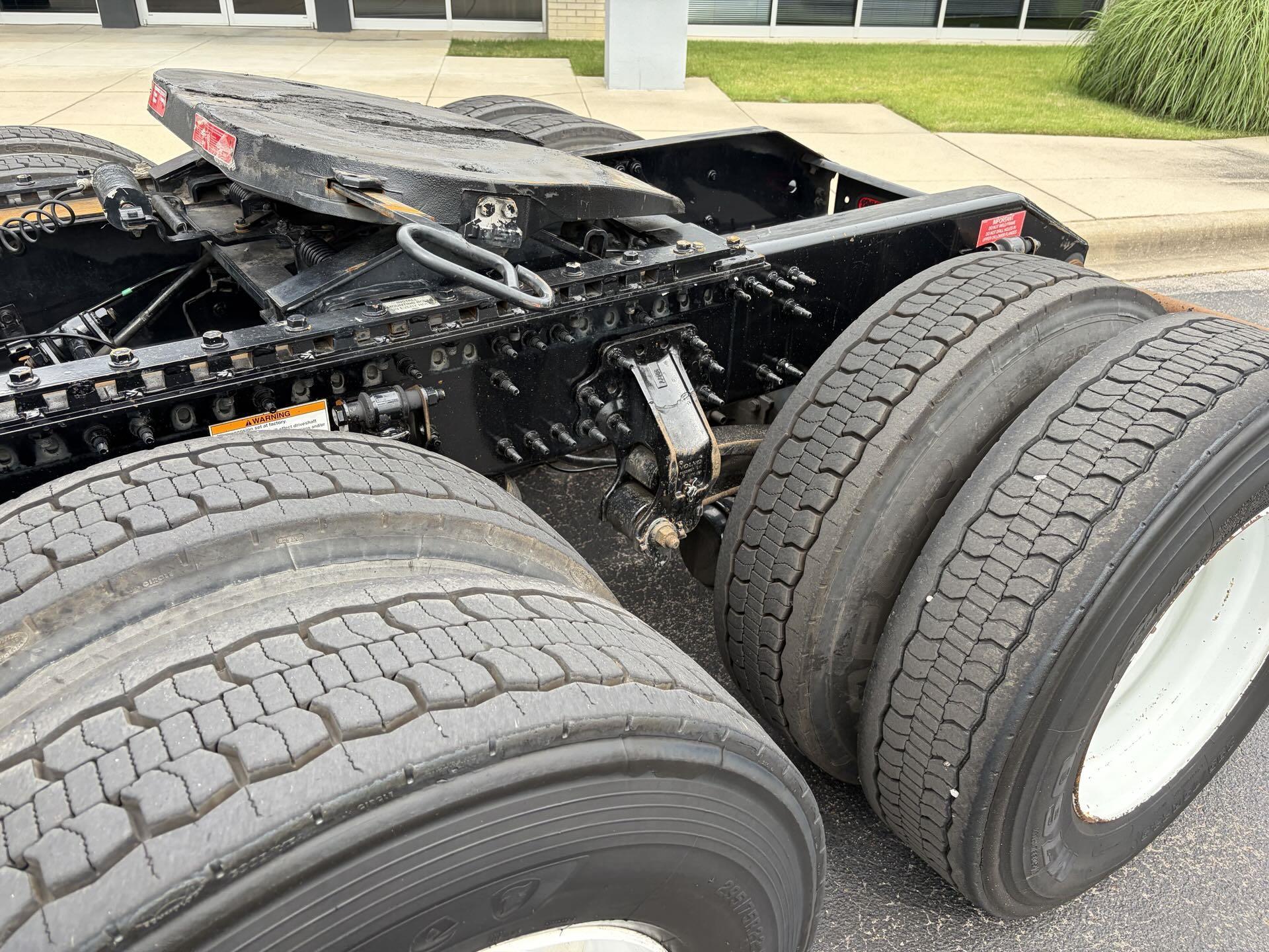 2016 Volvo VNL 300 in Fultondale, AL — photo 7