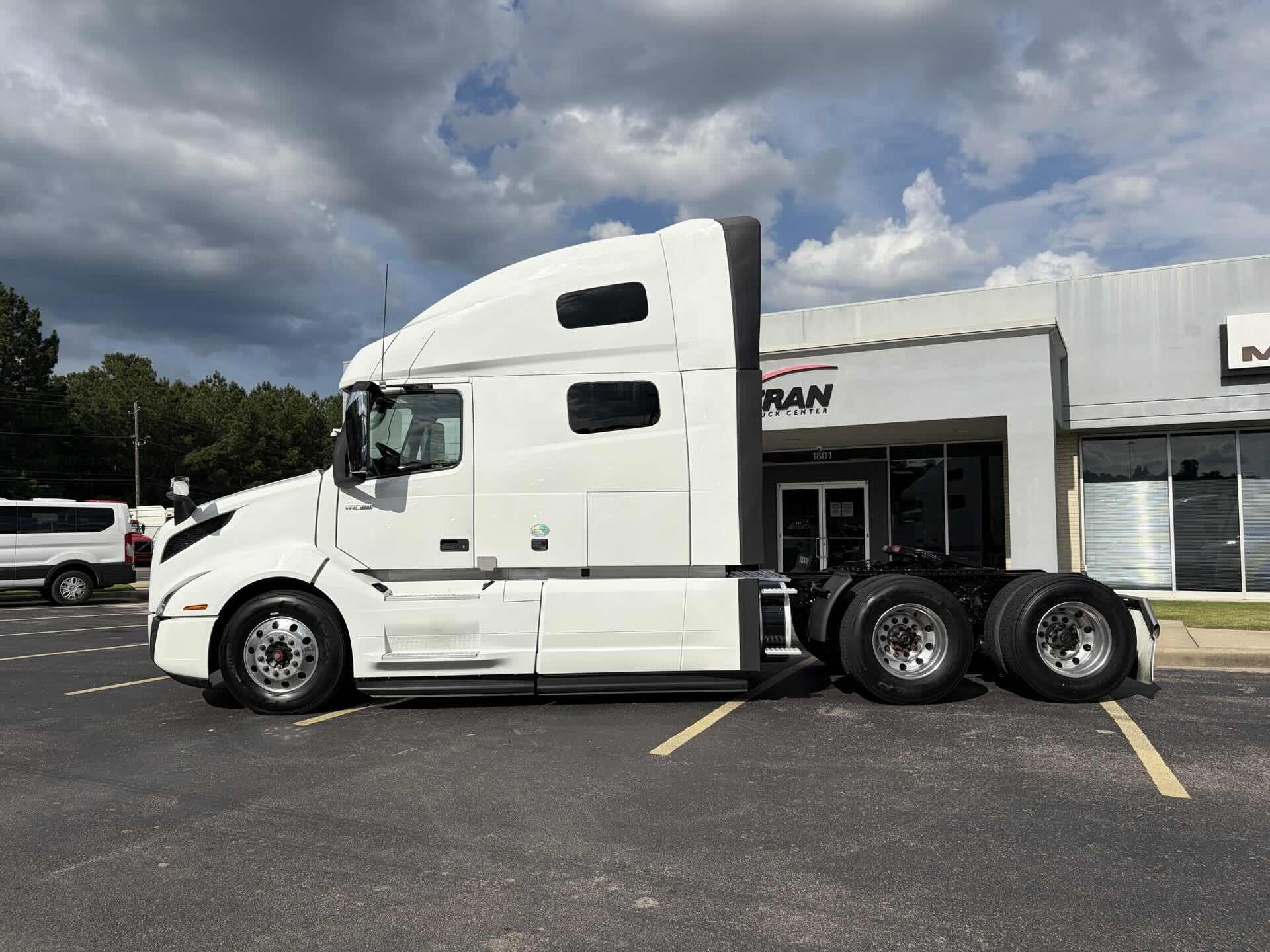 2020 Volvo VNL 760 in Fultondale, AL — photo 9