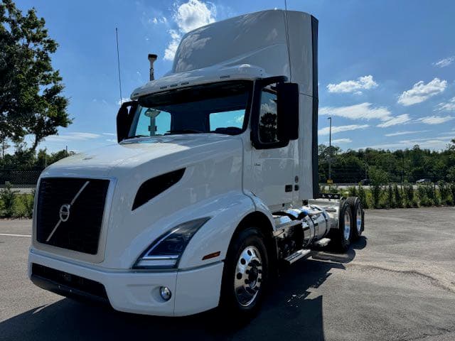 2025 Volvo VNR 640