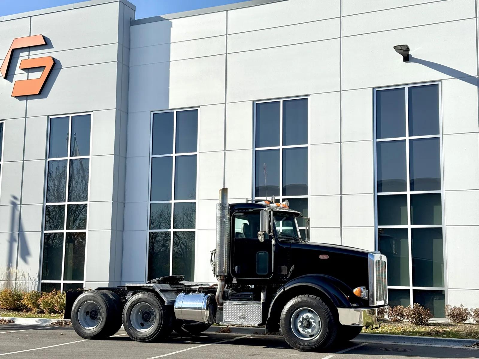 2008 Peterbilt 367 in New Lenox, IL — photo 2