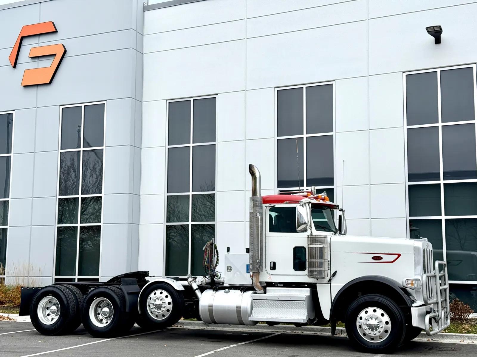 2023 Peterbilt 389 in New Lenox, IL — photo 2