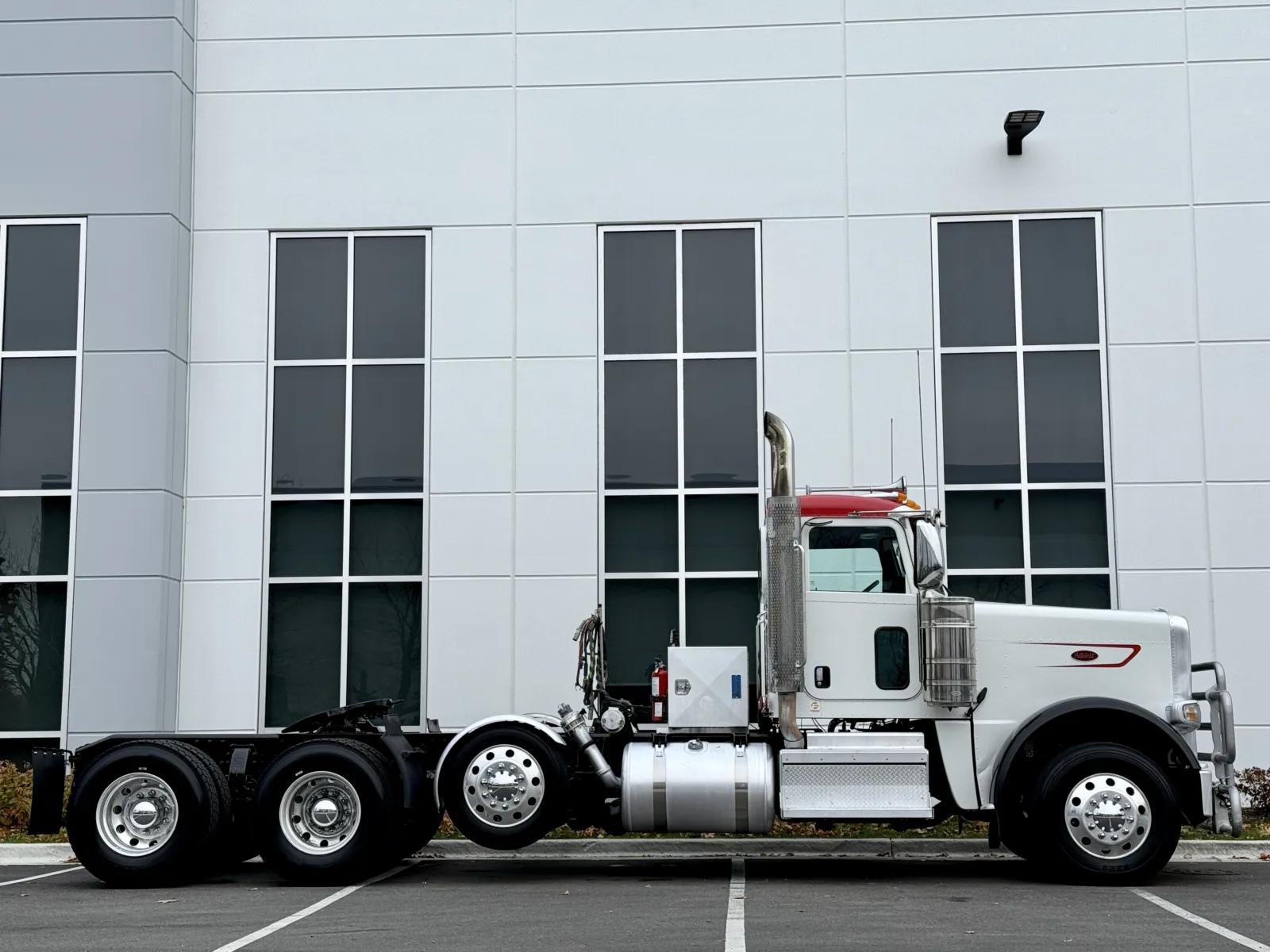 2023 Peterbilt 389 in New Lenox, IL — photo 3