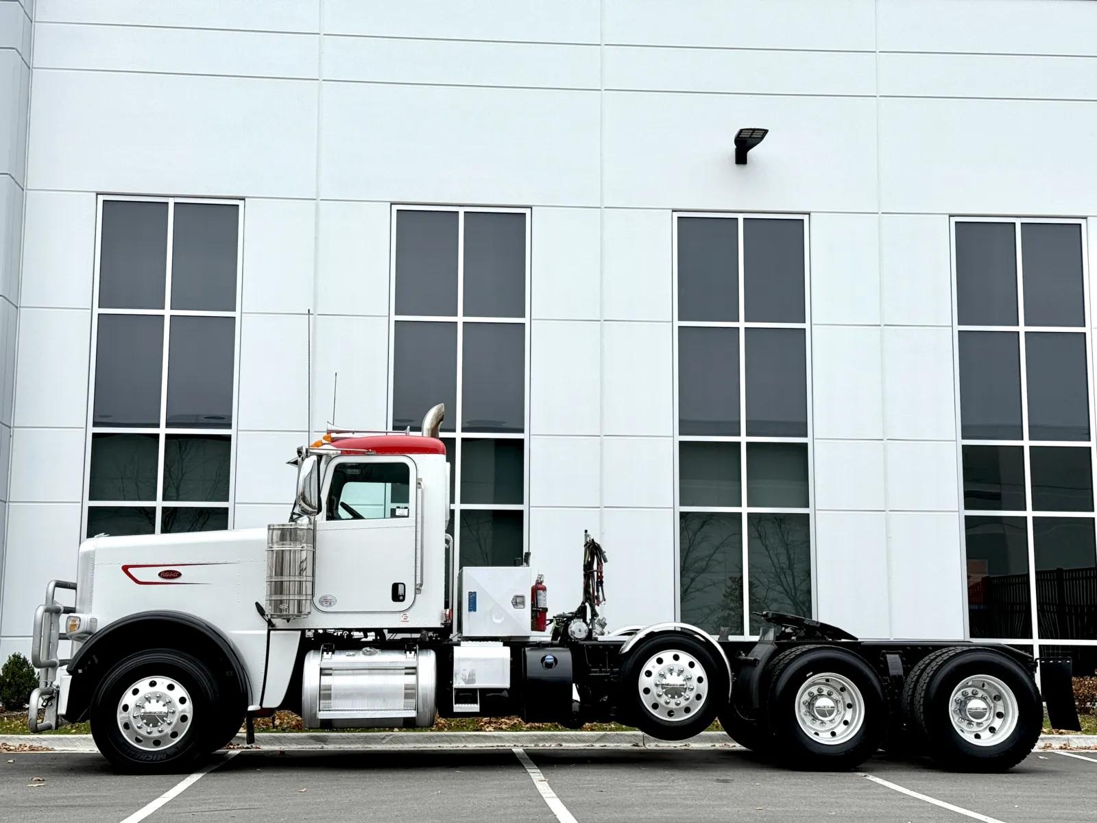 2023 Peterbilt 389 in New Lenox, IL — photo 4