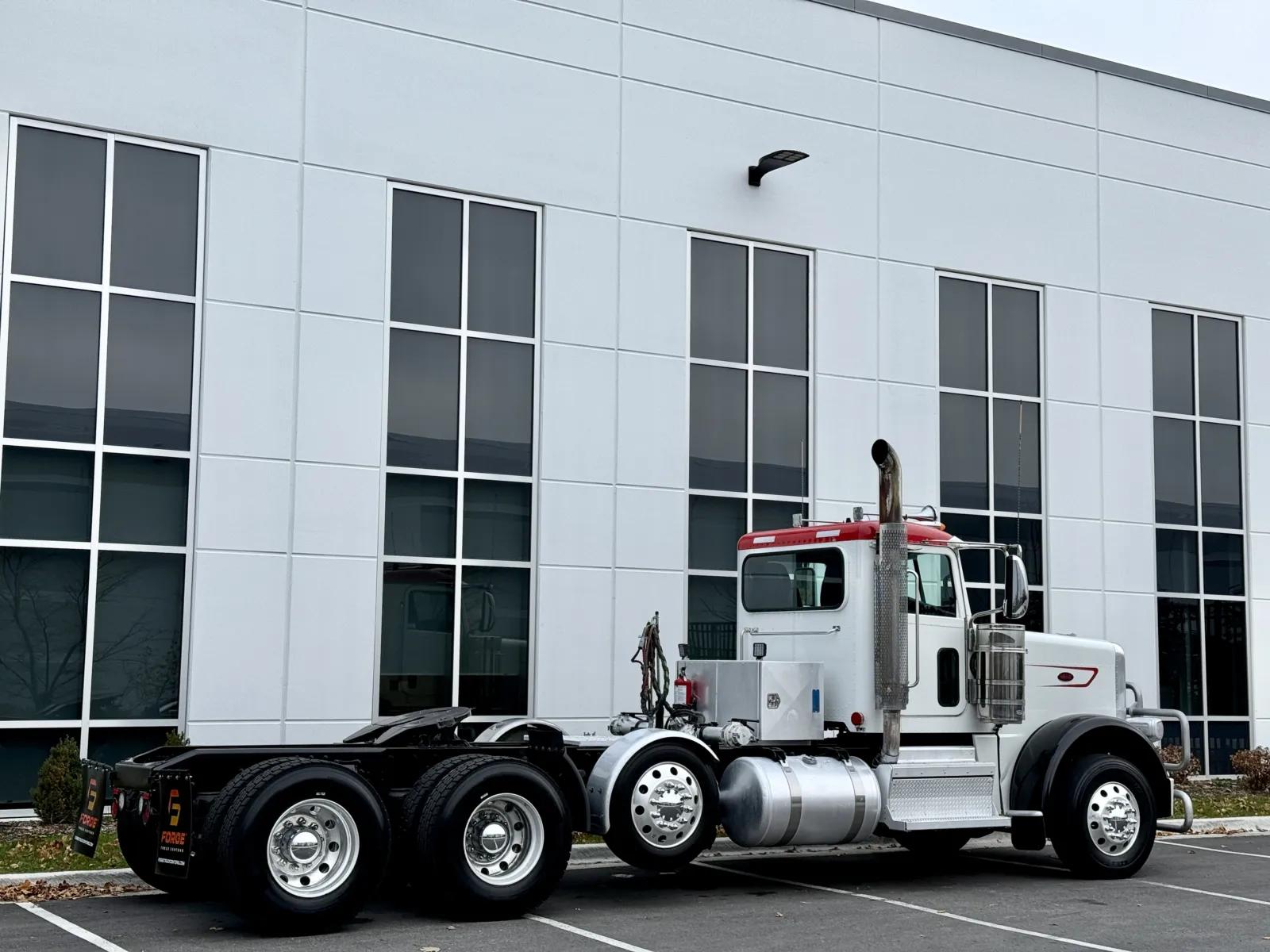 2023 Peterbilt 389 in New Lenox, IL — photo 5