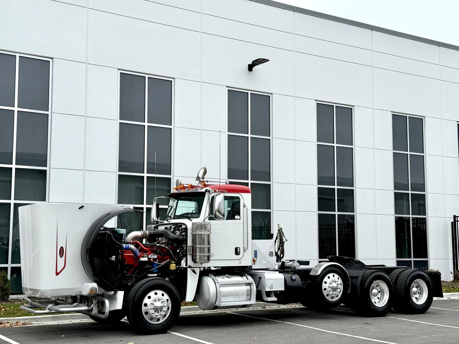 2023 Peterbilt 389 in New Lenox, IL — photo 10