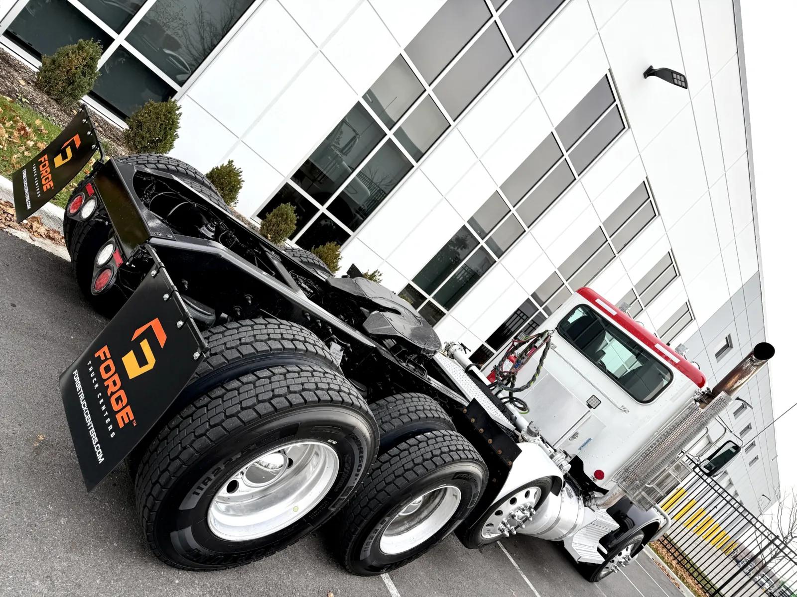 2023 Peterbilt 389 in New Lenox, IL — photo 11