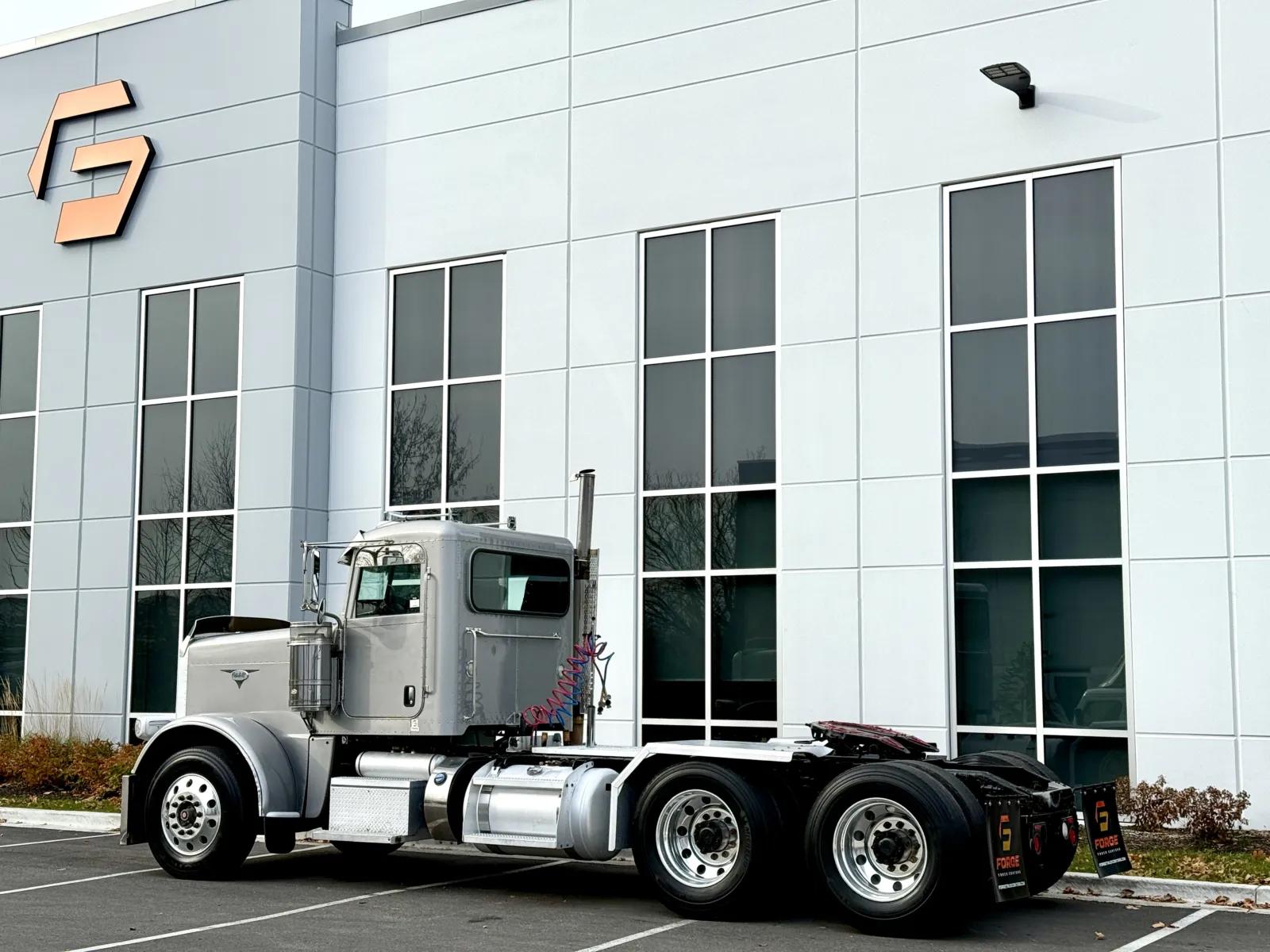 2011 Peterbilt 388 in New Lenox, IL — photo 6