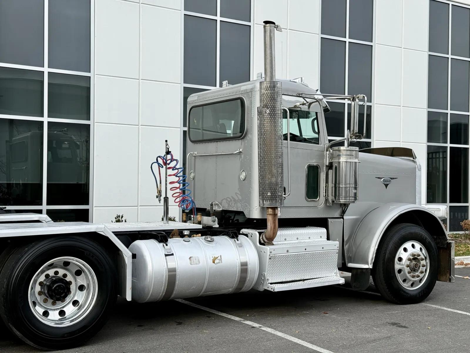 2011 Peterbilt 388 in New Lenox, IL — photo 7