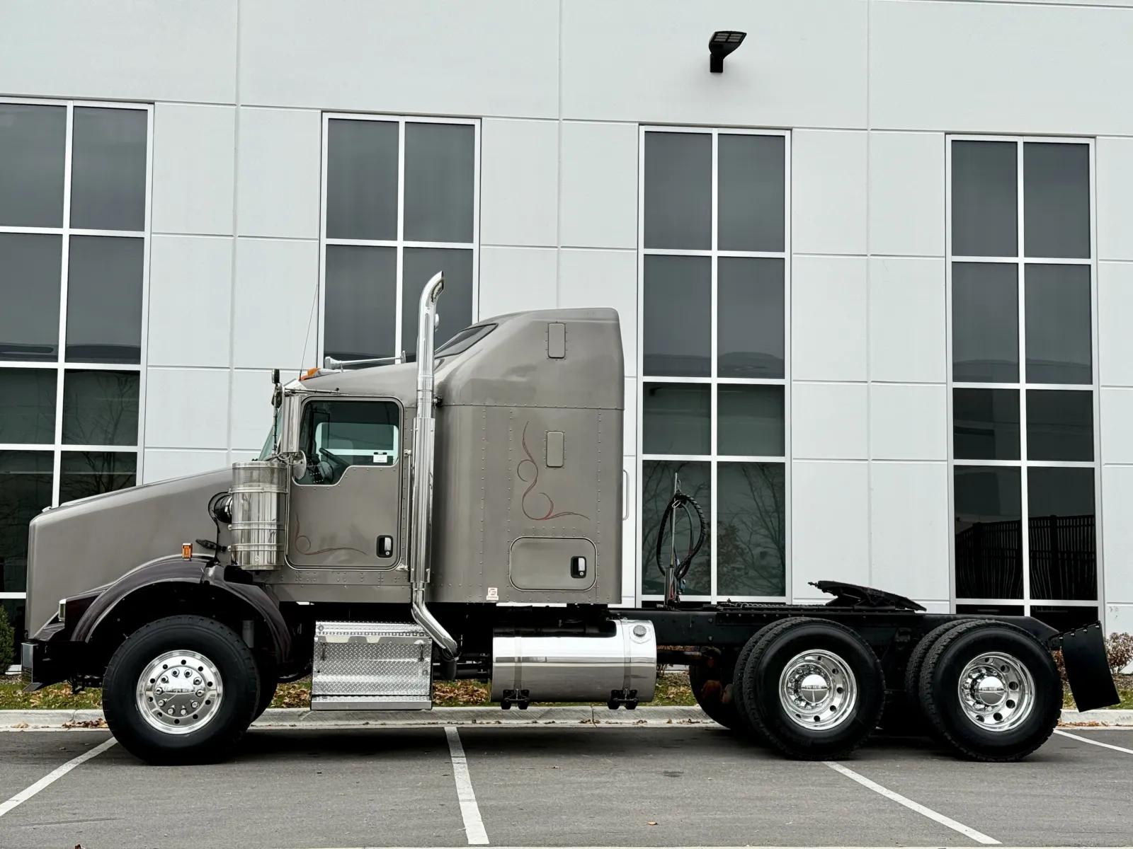 2017 Kenworth T800 in New Lenox, IL — photo 4