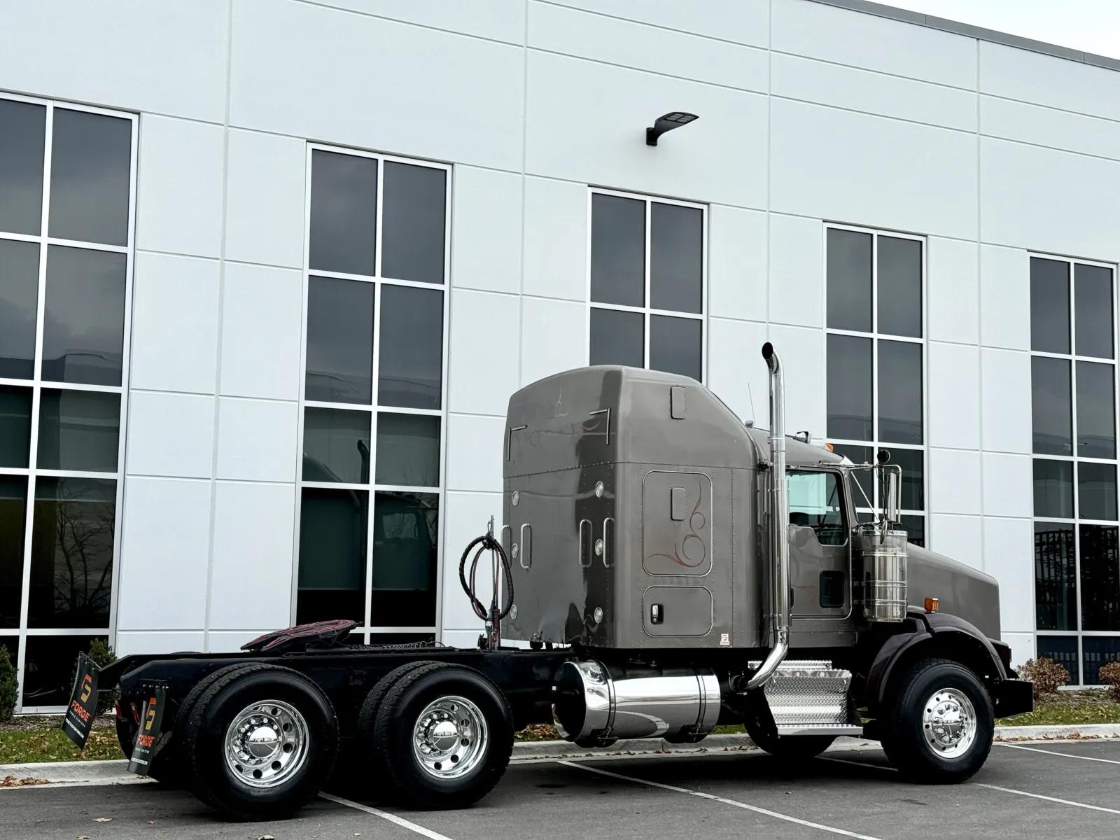 2017 Kenworth T800 in New Lenox, IL — photo 5