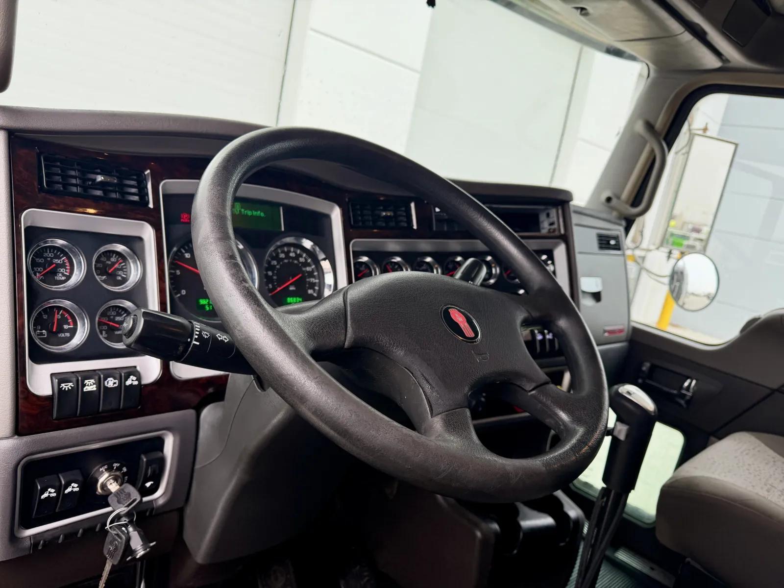 2017 Kenworth T800 in New Lenox, IL — photo 15