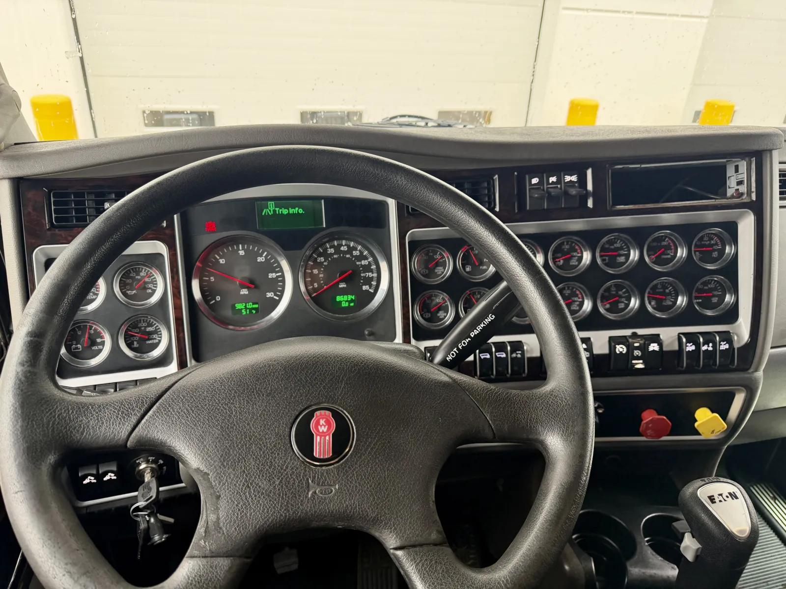 2017 Kenworth T800 in New Lenox, IL — photo 16