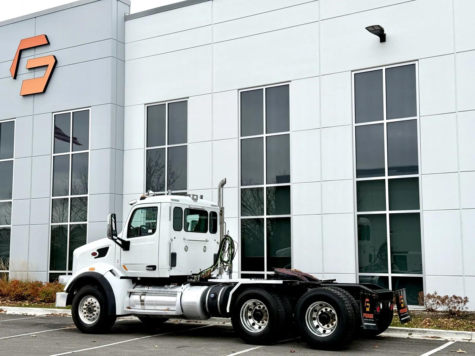 2015 Peterbilt 567 in New Lenox, IL — photo 6