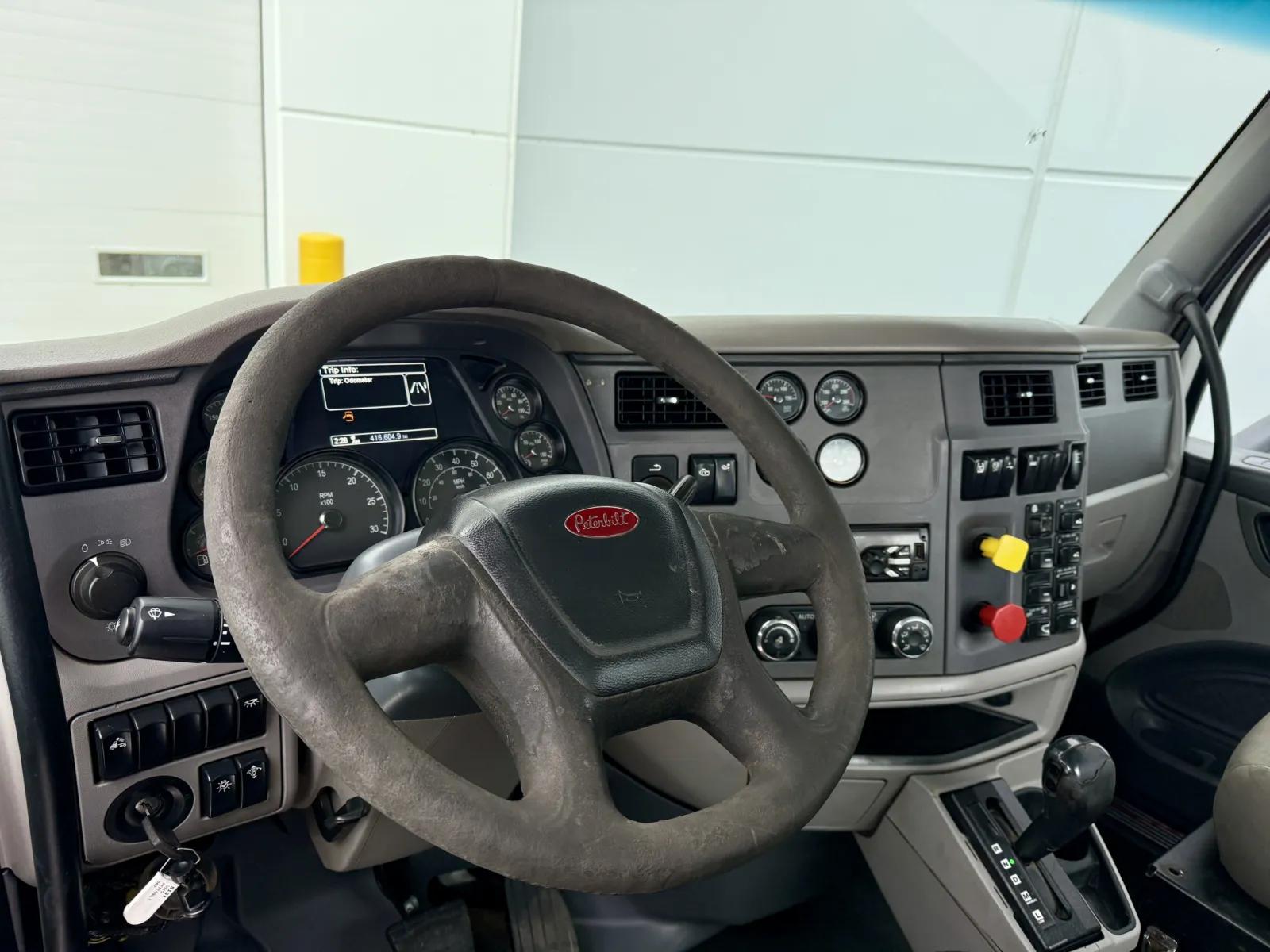2015 Peterbilt 567 in New Lenox, IL — photo 15