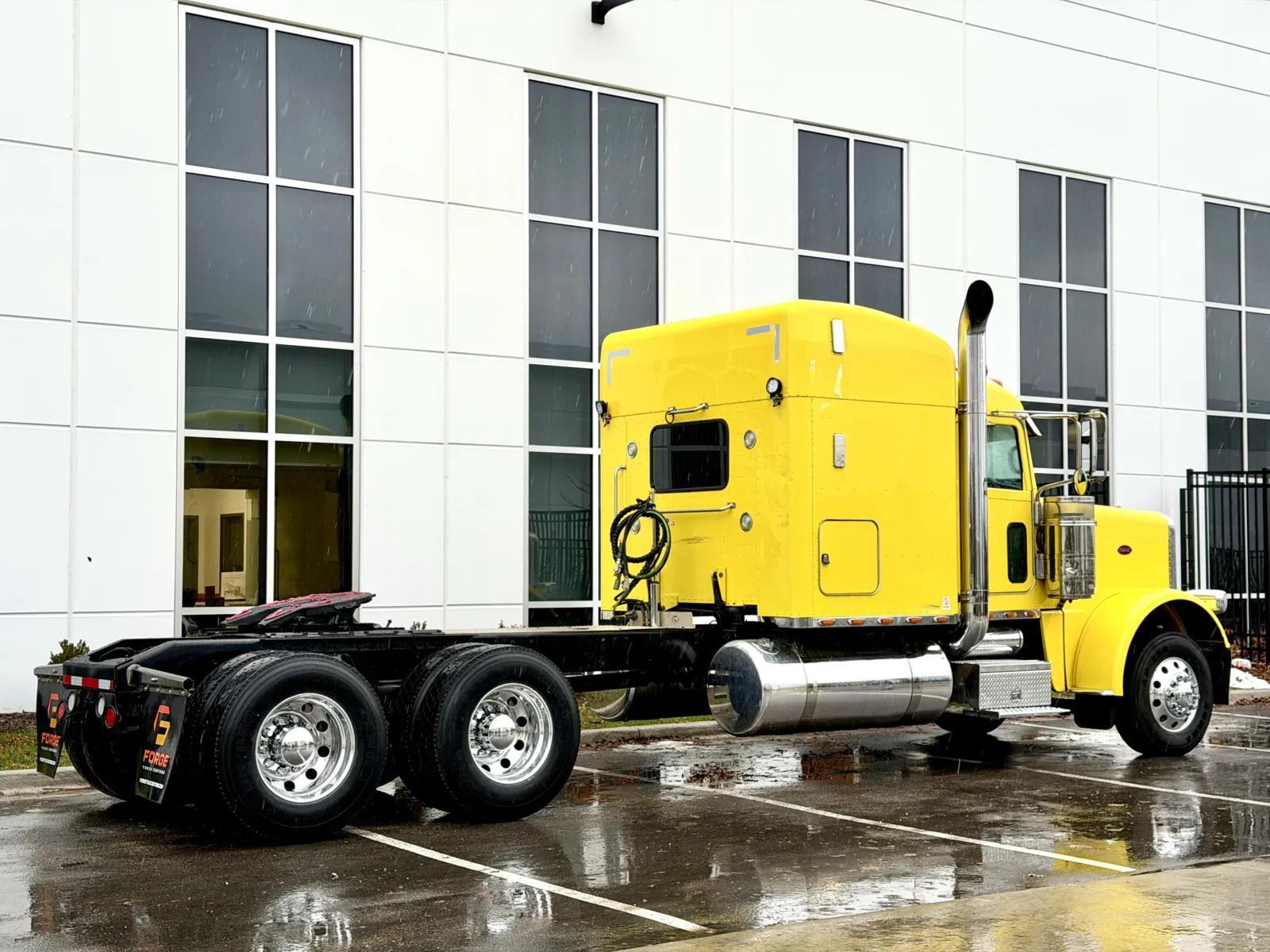 2014 Peterbilt 389 in New Lenox, IL — photo 5