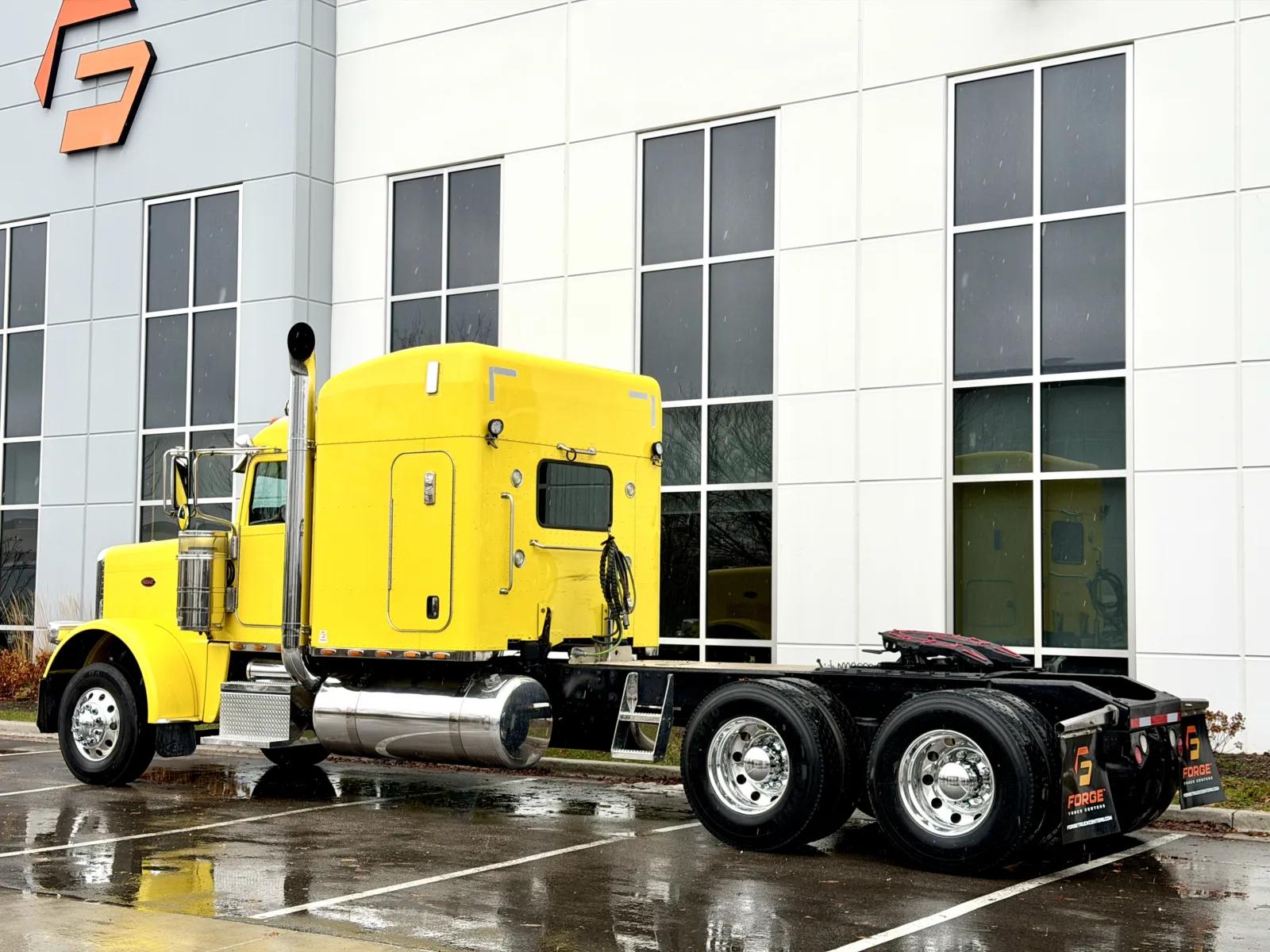 2014 Peterbilt 389 in New Lenox, IL — photo 6