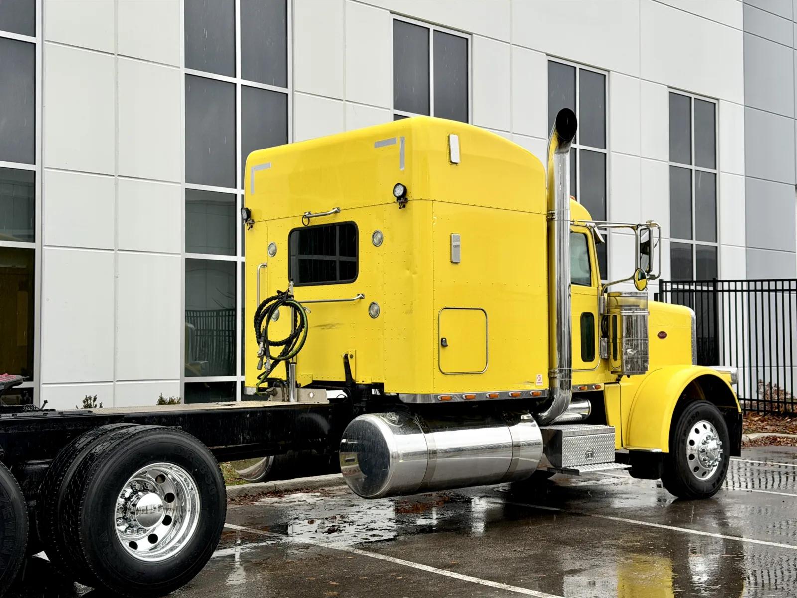 2014 Peterbilt 389 in New Lenox, IL — photo 7