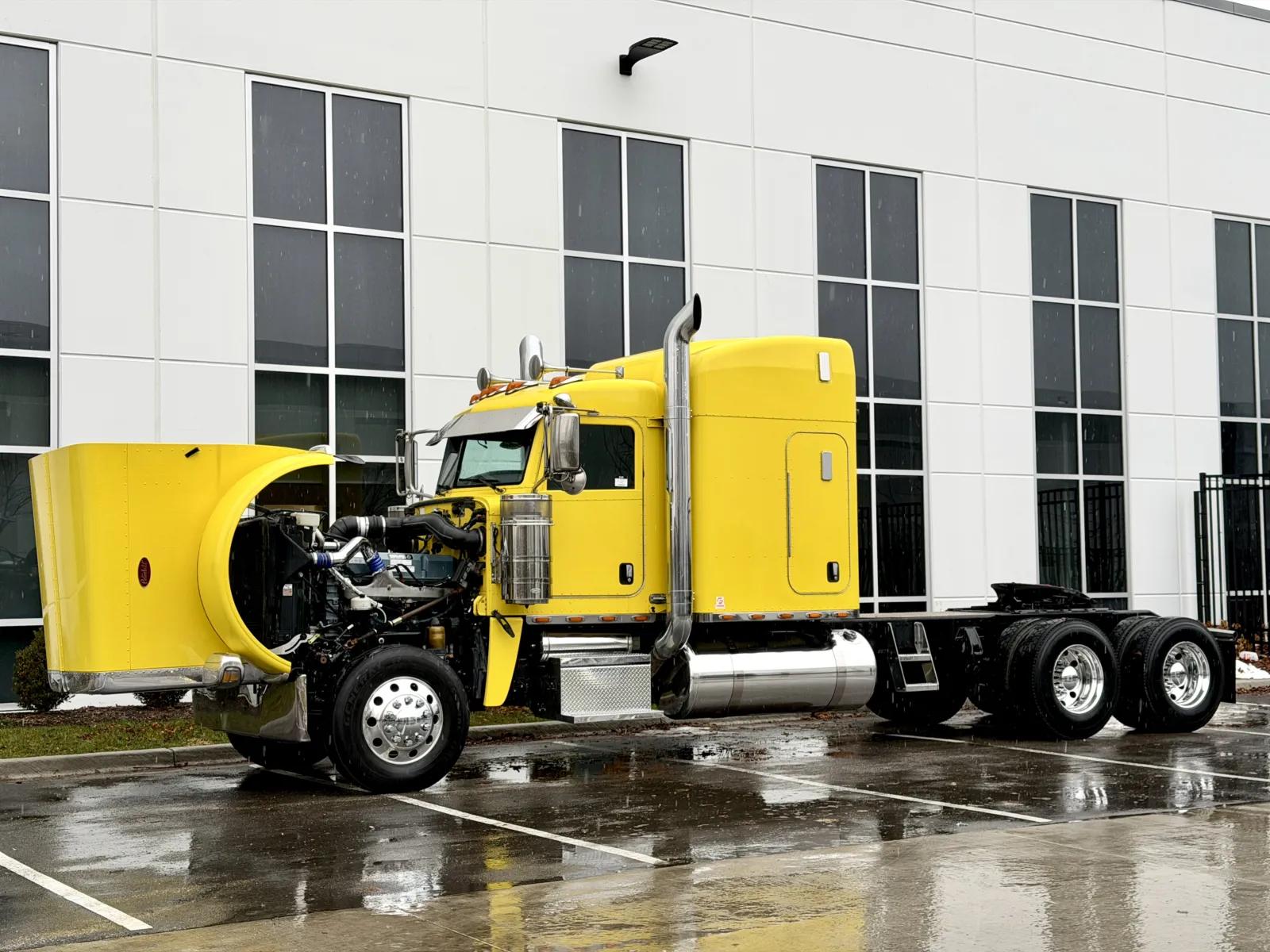 2014 Peterbilt 389 in New Lenox, IL — photo 10