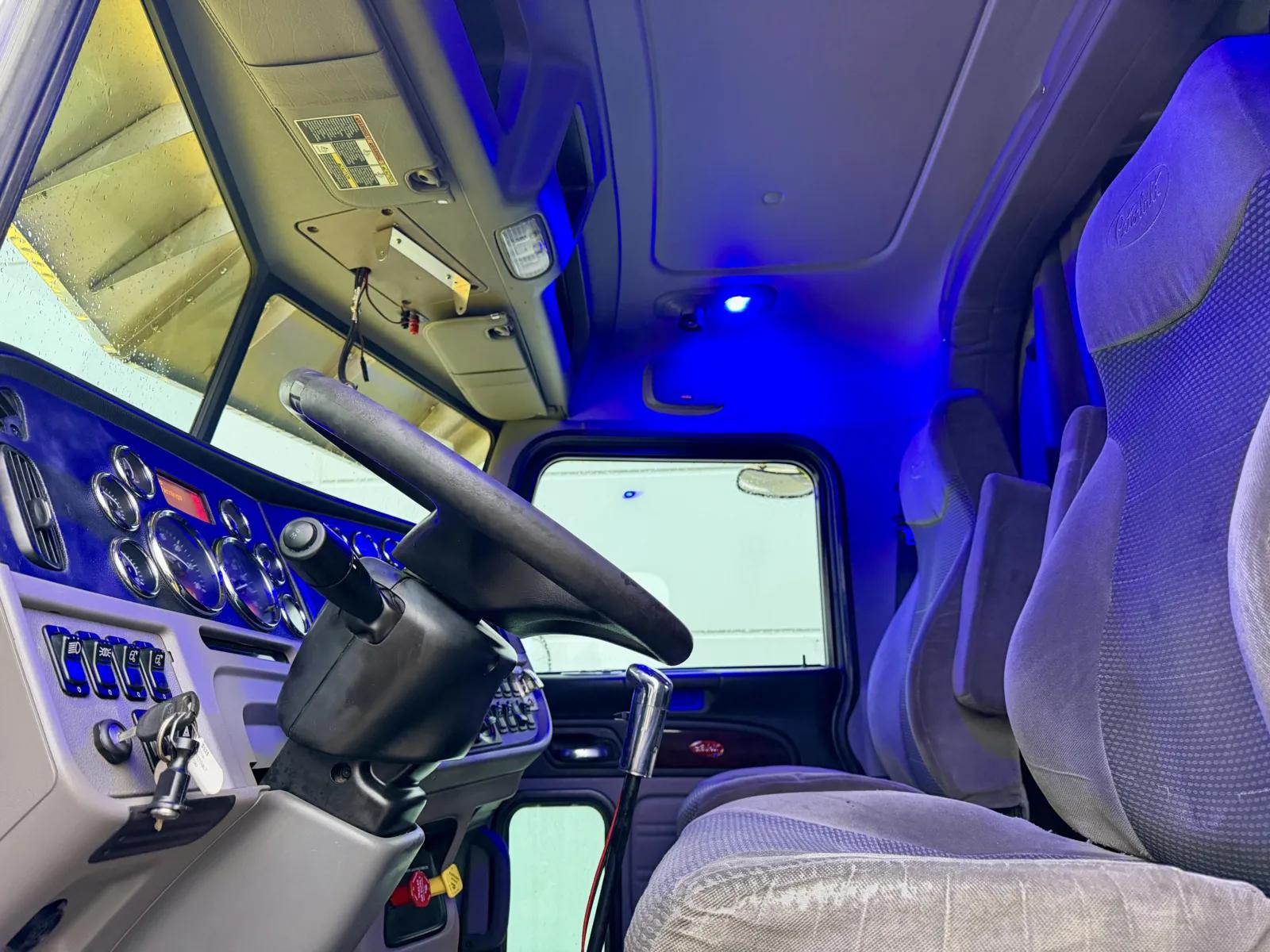 2014 Peterbilt 389 in New Lenox, IL — photo 14
