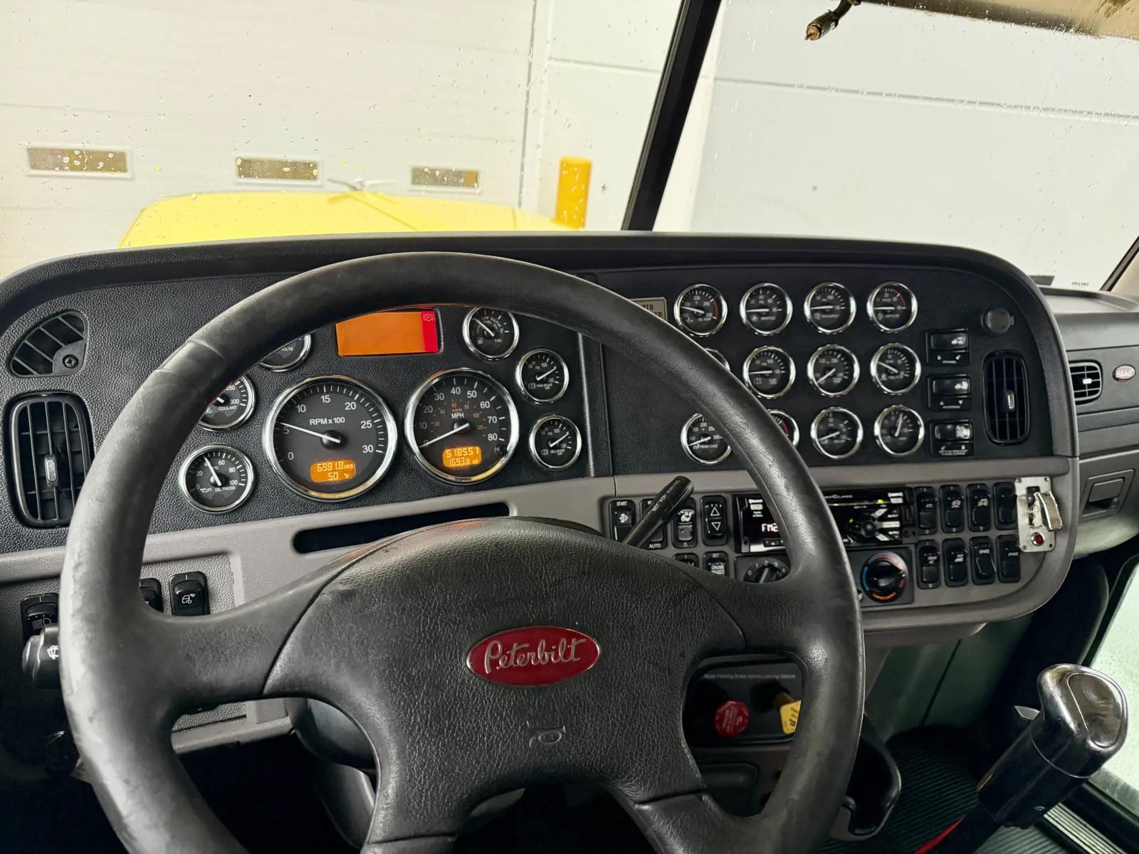 2014 Peterbilt 389 in New Lenox, IL — photo 16