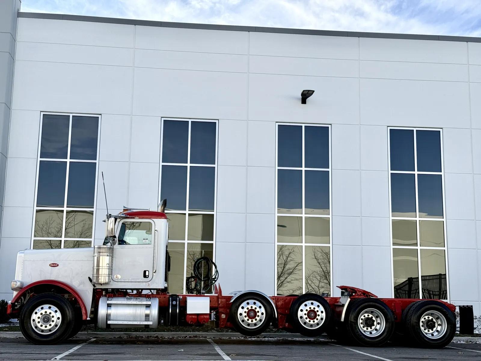 2017 Peterbilt 389 in New Lenox, IL — photo 4