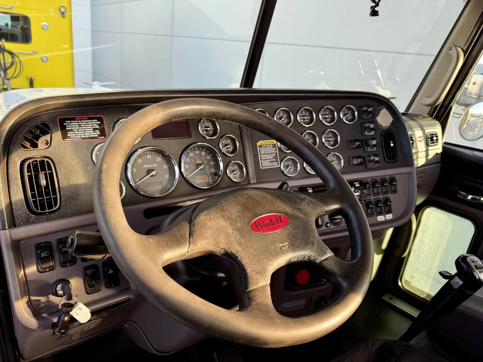 2017 Peterbilt 389 in New Lenox, IL — photo 15