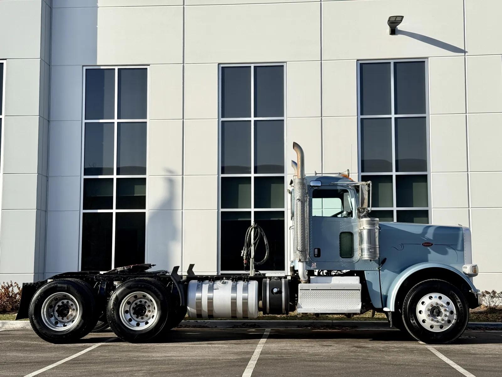 2018 Peterbilt 389 in New Lenox, IL — photo 3