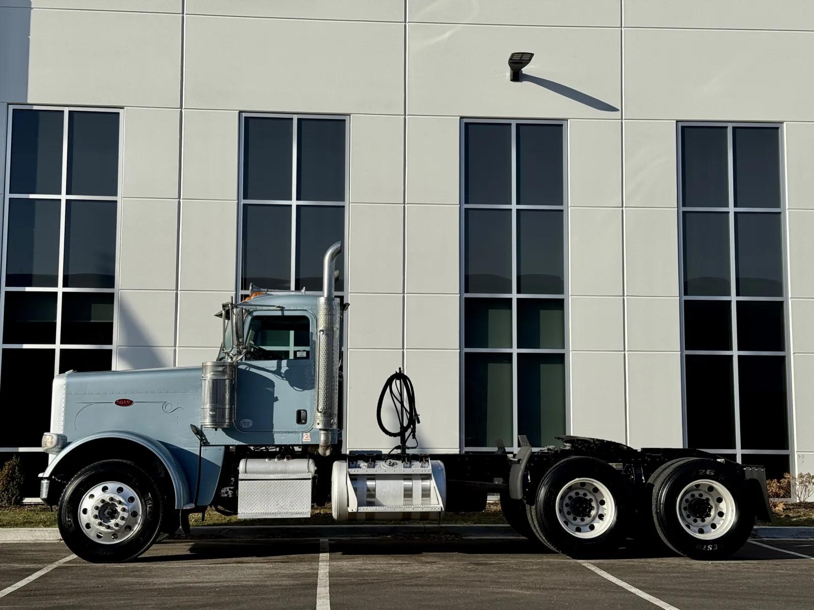 2018 Peterbilt 389 in New Lenox, IL — photo 4