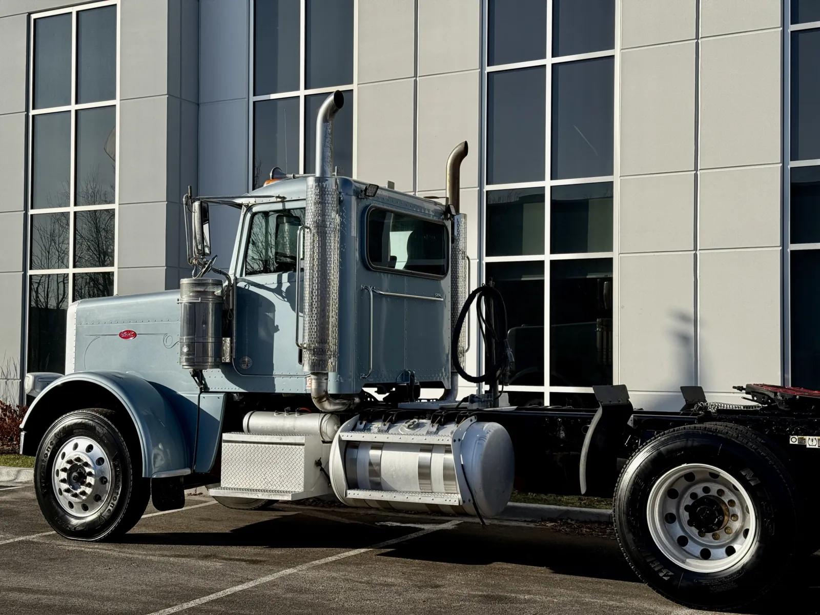 2018 Peterbilt 389 in New Lenox, IL — photo 8