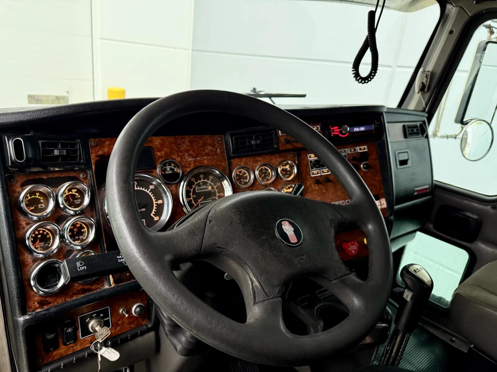 2003 Kenworth T800 in New Lenox, IL — photo 15