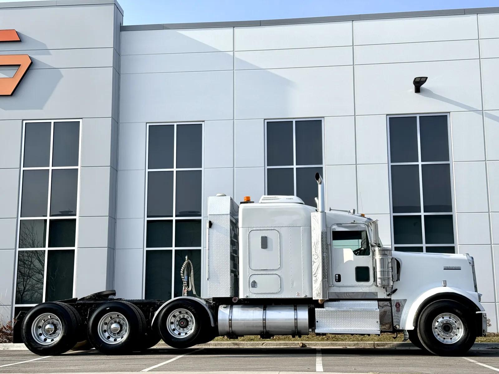 2011 Kenworth W900 in New Lenox, IL — photo 3