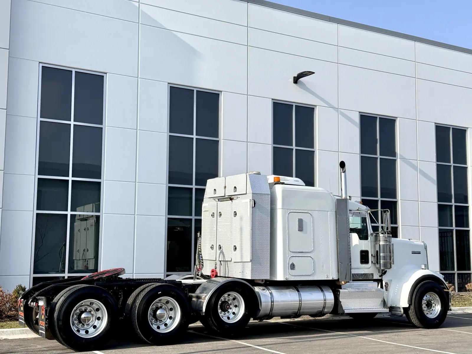 2011 Kenworth W900 in New Lenox, IL — photo 5