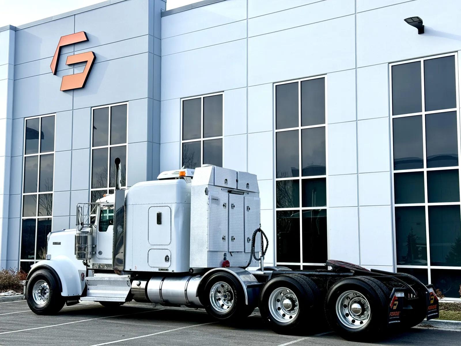 2011 Kenworth W900 in New Lenox, IL — photo 6