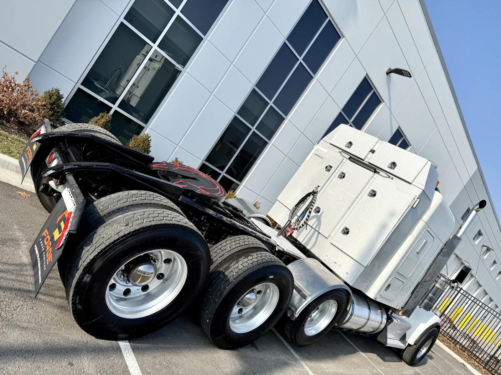 2011 Kenworth W900 in New Lenox, IL — photo 11