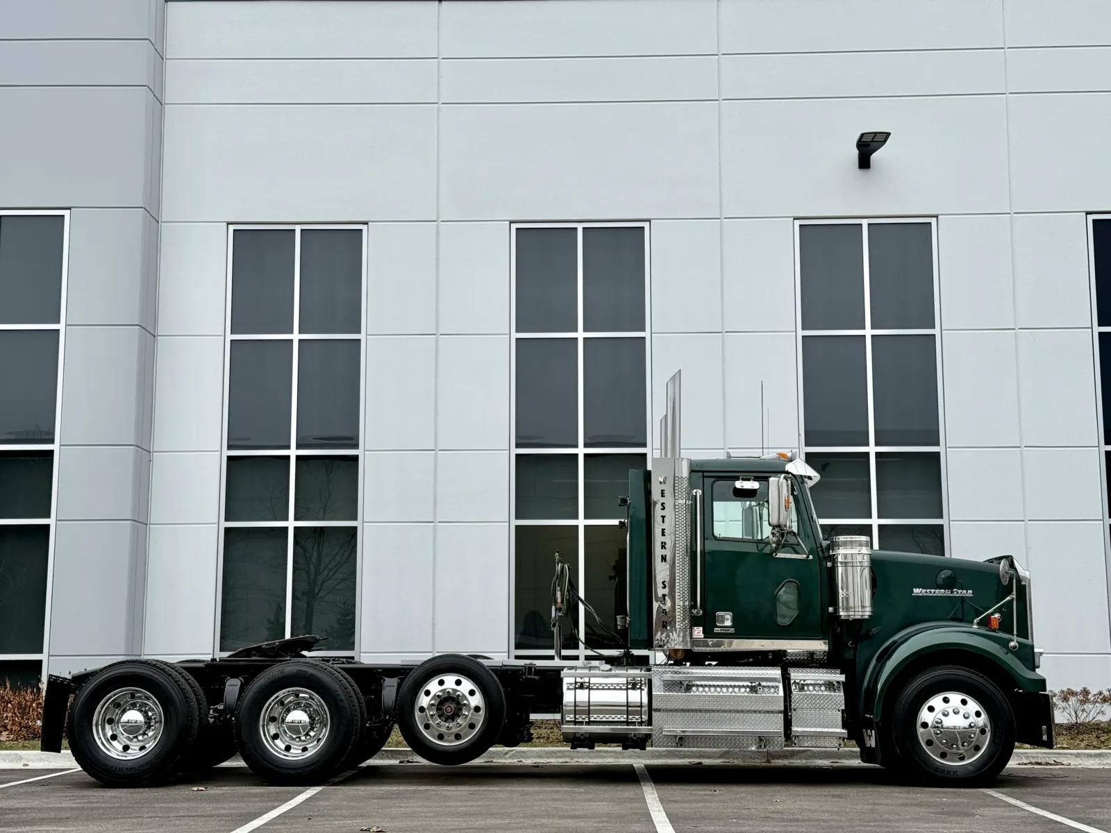 2021 Western Star 4900 in New Lenox, IL — photo 3