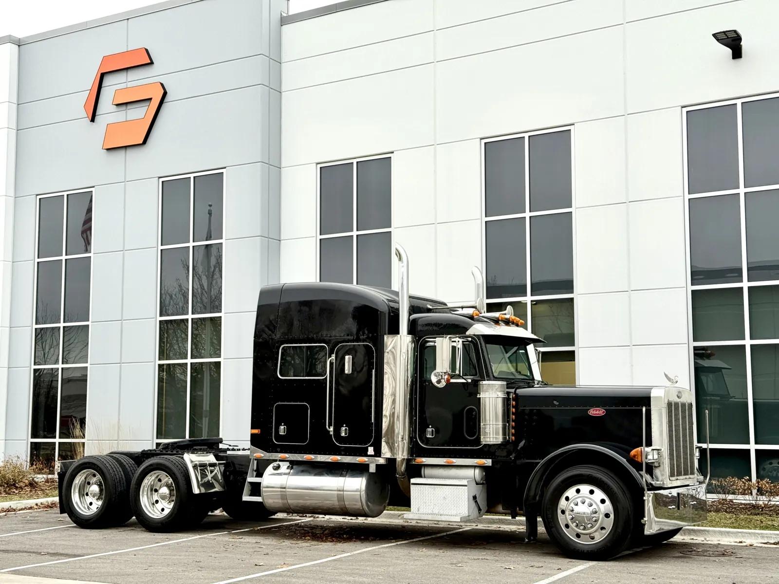 2000 Peterbilt 379 in New Lenox, IL — photo 2