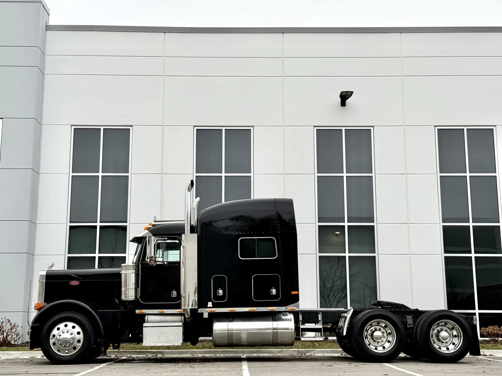 2000 Peterbilt 379 in New Lenox, IL — photo 4