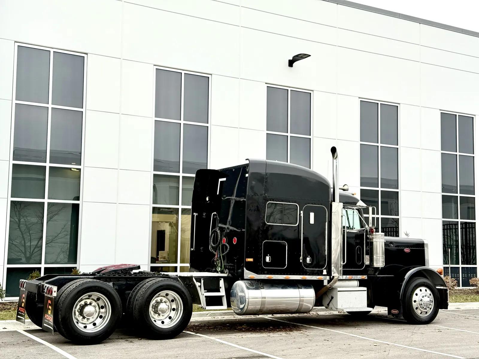 2000 Peterbilt 379 in New Lenox, IL — photo 5