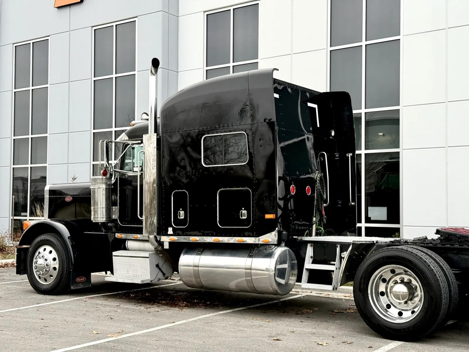 2000 Peterbilt 379 in New Lenox, IL — photo 8