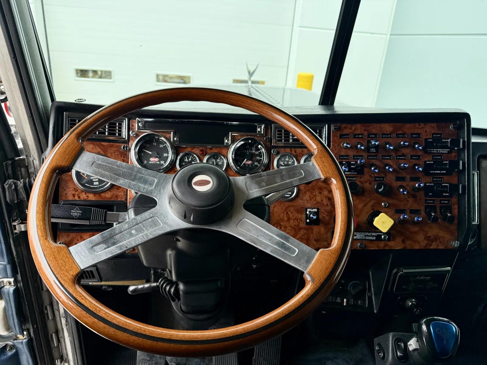 2000 Peterbilt 379 in New Lenox, IL — photo 15