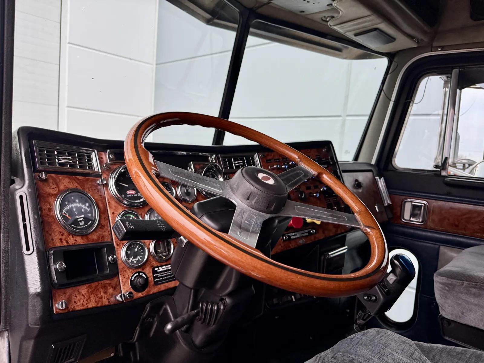 2000 Peterbilt 379 in New Lenox, IL — photo 16