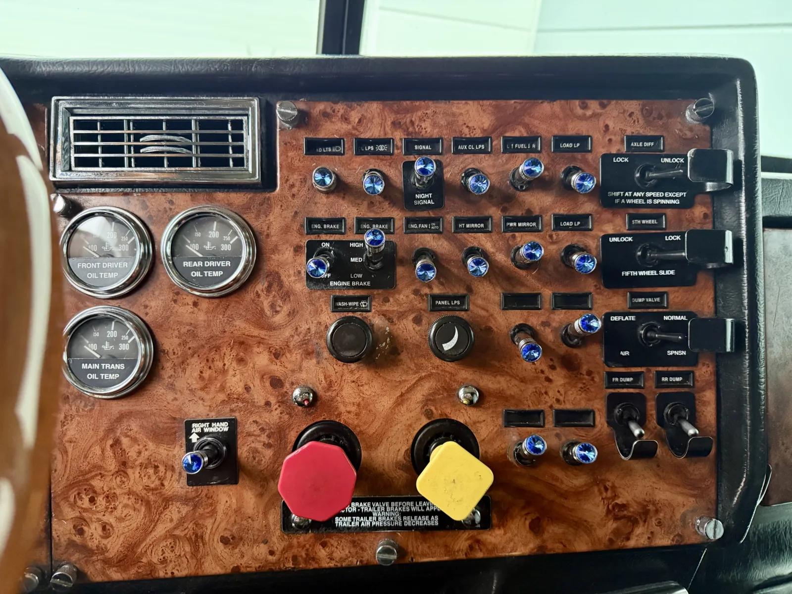 2000 Peterbilt 379 in New Lenox, IL — photo 17