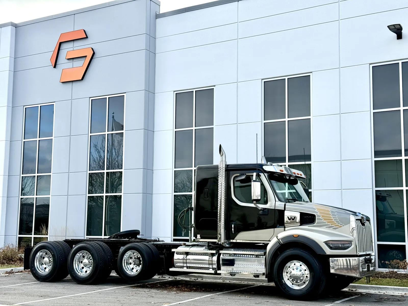 2023 Western Star 4900 in New Lenox, IL — photo 2