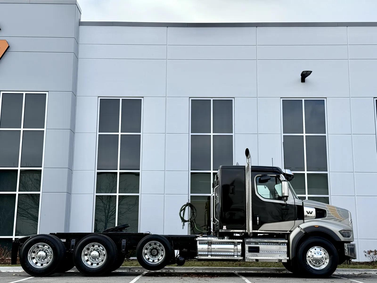2023 Western Star 4900 in New Lenox, IL — photo 3