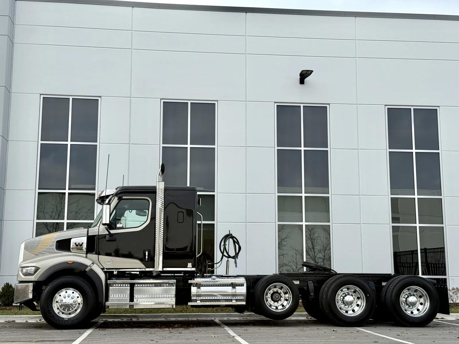 2023 Western Star 4900 in New Lenox, IL — photo 4
