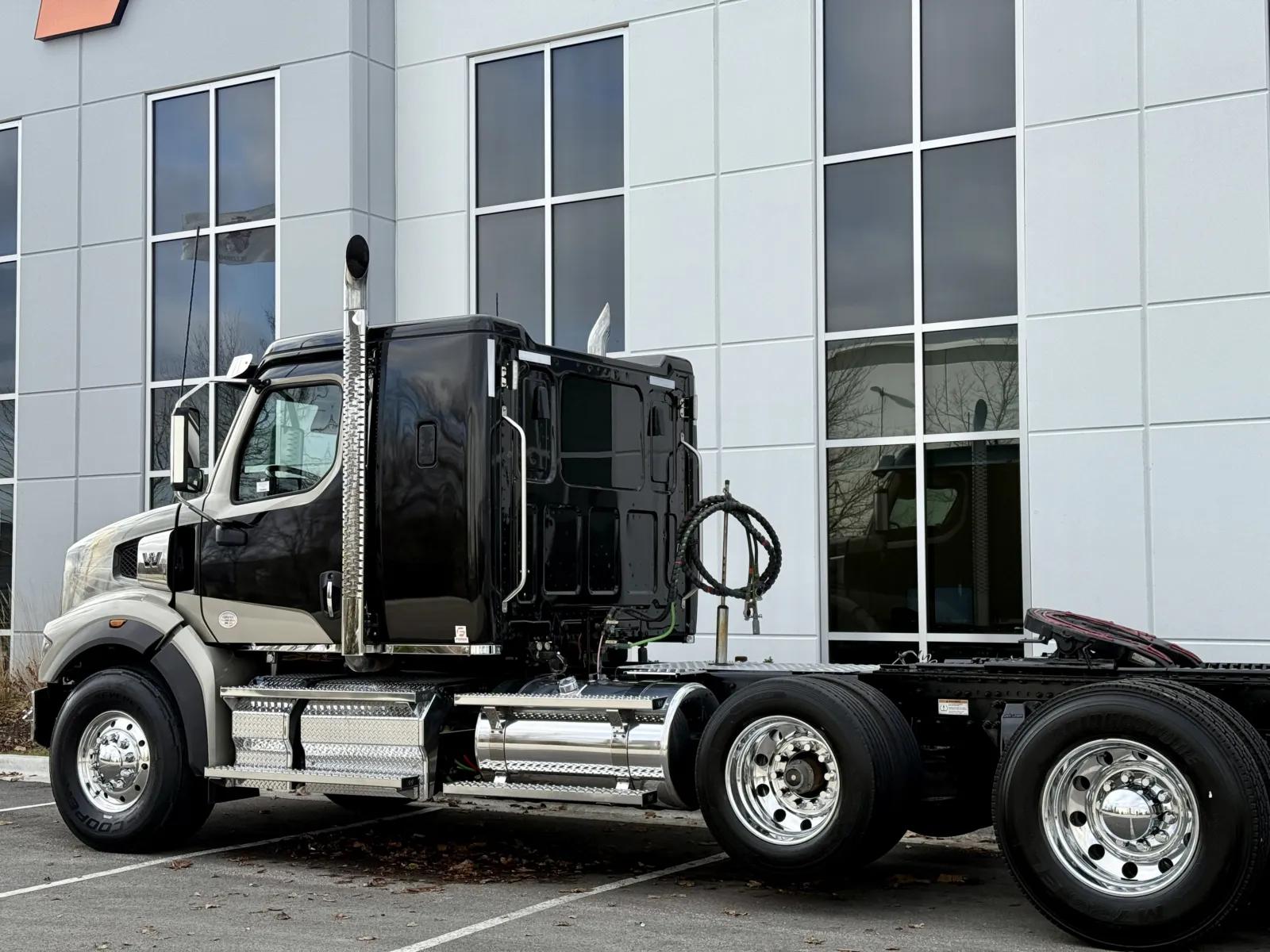2023 Western Star 4900 in New Lenox, IL — photo 8